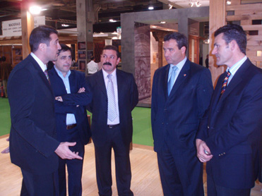 El alcalde visitó la Feria Internacional de la Madera de Valencia