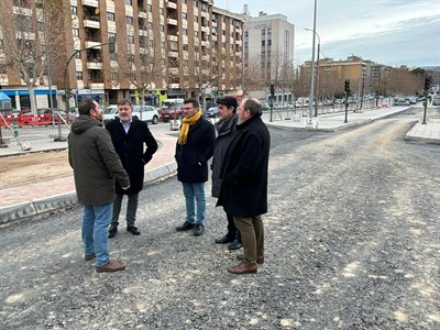 Dolz y Cavero visitan las obras de urbanización del entorno de la antigua harinera, en avenida Hermanos Becerril