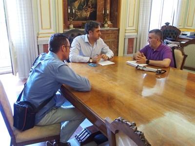 
El Ayuntamiento de Cuenca comprará más mandos a distancia para que las personas ciegas puedan accionar los semáforos adaptados que hay instalados en la ciudad
