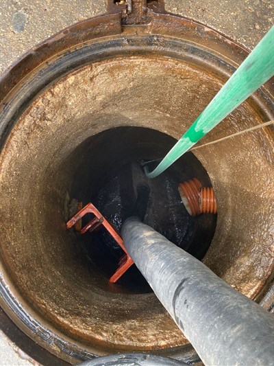 El Ayuntamiento continúa la limpieza de la red de saneamiento de la ciudad en Villa Román, lo que puede originar interferencias en el tráfico