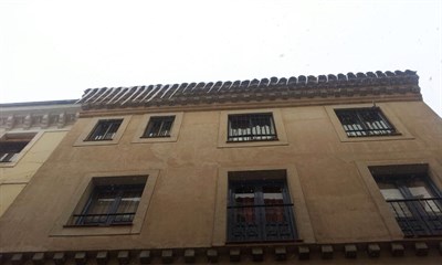 El hielo de las cornisas obliga a los bomberos a intervenir en el Casco Antiguo 