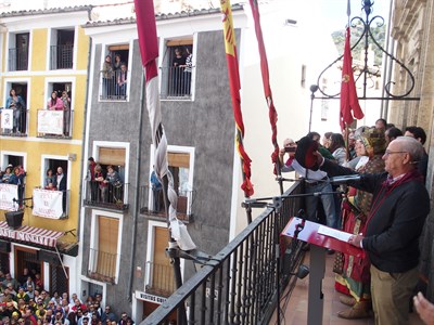 Arranca San Mateo tras un multitudinario desfile de peñas y el pregón inaugural de Luis Algara “El Estudiante” 