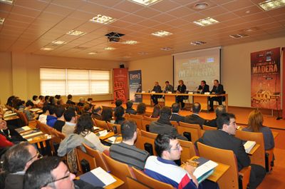 El alcalde destaca la apuesta de Cuenca por la madera