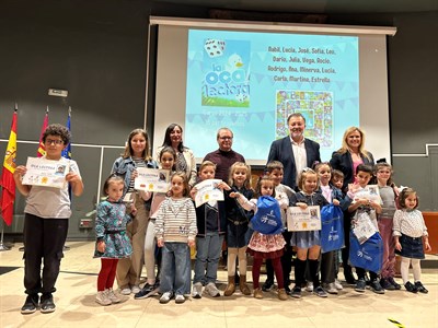 El alcalde entrega los premios del concurso ‘La Oca Lectora’ a 16 niños y niñas que han leído entre todos 119 libros