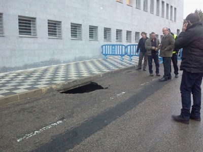 Una avería de aguas provoca un socavón de unos ocho metros y obliga a cortar el tráfico y el suministro durante la mañana del miércoles