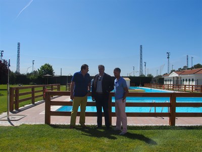 Mariscal visita la piscina de Tiradores Altos en el primer día de la temporada estival y comprueba su buen estado