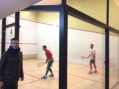 El Ayuntamiento acondiciona las pistas de squash y compra material para el gimnasio del polideportivo San Fernando