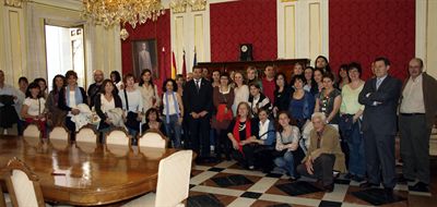 El alcalde recibe en el Ayuntamiento a profesionales sanitarios que participan en curso de donación

