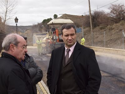 El alcalde visita las obras de asfaltado en varias calles de Las Cañadillas