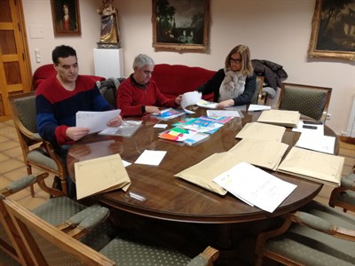 El jurado del V Concurso de Dibujo Abstracto se reúne para elegir a los ganadores 