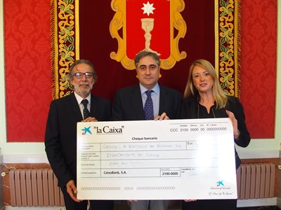 El Ayuntamiento y La Caixa renuevan el acuerdo por el que la entidad bancaria aporta 8.000 euros al programa de apoyo pedagógico municipal “Cuenta conmigo para estudiar” 2016-2017
