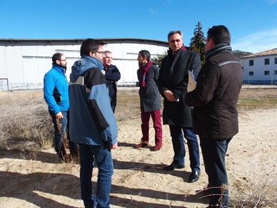 El Ayuntamiento realiza trabajos de limpieza debajo de las gradas del Estadio Municipal de la Fuensanta 