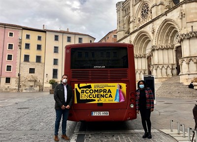 El Ayuntamiento y la Asociación de Comercio animan a comprar en Cuenca con una campaña en el autobús urbano