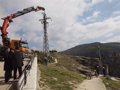 Comienzan los trabajos de retirada de diez torres del tendido eléctrico de la zona del barrio de Castillo y la Hoz del Huécar