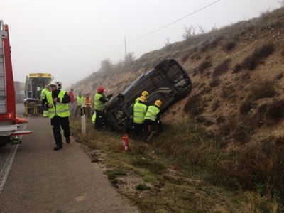 Bomberos, Policía  Local y Agentes de Movilidad intervienen en un accidente de tráfico en la N-320