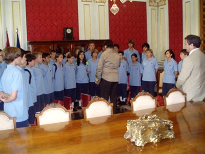 El alcalde recibió a los integrantes de Los Chicos del Coro