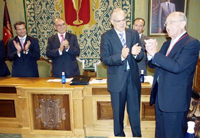 El alcalde comparte el homenaje de los médicos de la región a Atanasio Ballesteros en reconocimiento a sus años de dedicación a la profesión