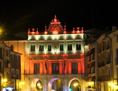 La fachada del Ayuntamiento y las Casas Colgadas se iluminarán con los colores de la Bandera de España 