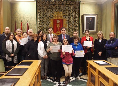 Ocho mujeres que adquieren capacitación profesional reciben sus diplomas