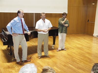 El alcalde de Cuenca presenta el DVD que contiene la grabación del concierto de los Carmina Burana en el Auditorio y los ensayos del concierto
