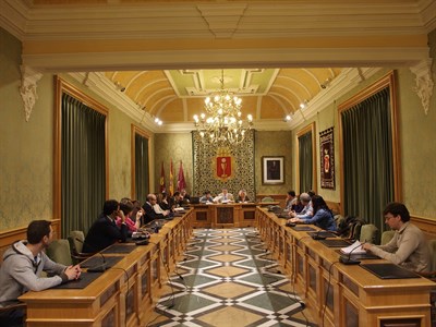 Ante el riesgo de no poder constituirse tres mesas electorales esta mañana se han designado, en Pleno Extraordinario y Urgente, 17 nuevas personas para componerlas 