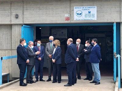 El alcalde agradece la visita de la Reina Sofía interesándose por el Banco de Alimentos de Cuenca