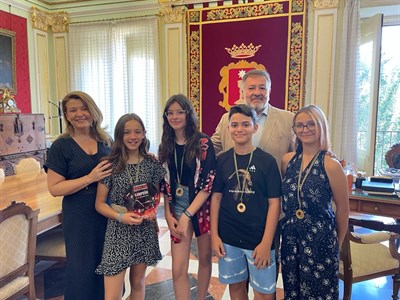 El alcalde recibe a los deportistas del Club Wu-Tao Kung Fu tras su éxito en el Campeonato Ibérico 