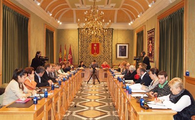 El Pleno aprueba solicitar al obispado la retirada de los símbolos franquistas de la fachada de la Catedral, no así de la cruz 