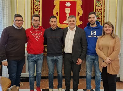 El alcalde Darío Dolz confirma el apoyo del Ayuntamiento a la II Marcha Hermanos Herrada, que se celebrará en el mes de octubre