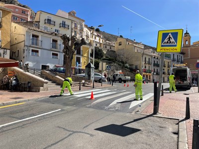 Avanzan los trabajos de repintado de la señalización vial por las avenidas de San Ignacio de Loyola y Los Alfares