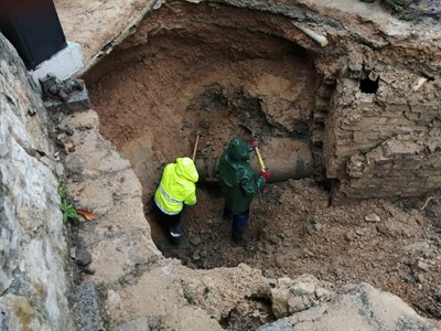 El Servicio Municipal de Aguas acomete la reparación de una tubería de suministro de agua potable en el Paseo del Huécar