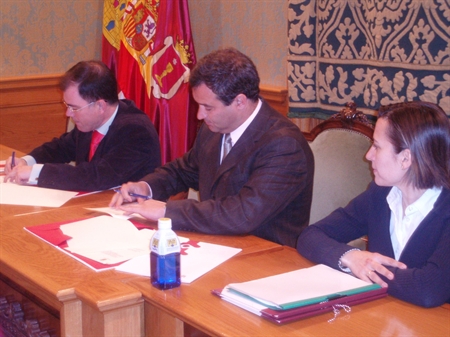 Ayuntamiento y UCLM firman un convenio de colaboración para conocer la satisfacción de los usuarios del AIS