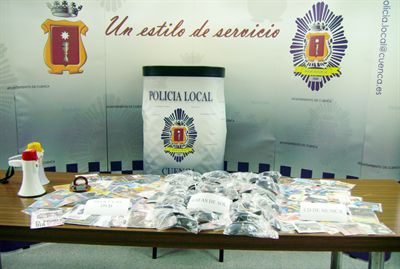 La Policía Local denuncia a dos vendedores por venta ambulante de productos frescos no autorizada e interviene más de 300 DVDs, CDs y gafas de imitación