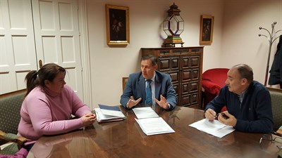 El Ayuntamiento se reúne con los vecinos de Juan Martino y El Salvador para tratar el tema de los aparcamientos