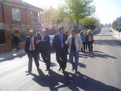 
El alcalde comprueba el inicio de las obras de asfaltado en el barrio de Villarromán
