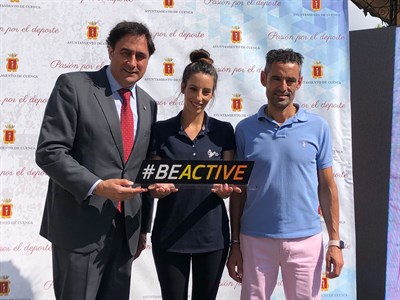 Ángel Mariscal da la bienvenida a la Caravana de la Semana Europea del Deporte encabezada por Almudena Cid