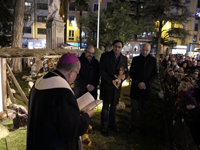Numerosos conquenses asisten a la inauguración del tradicional Belén de la Plaza de la Hispanidad