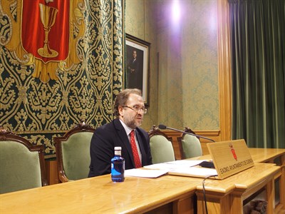 Huete destaca que el Ayuntamiento trabaja ya para mejorar la situación económica del Ayuntamiento