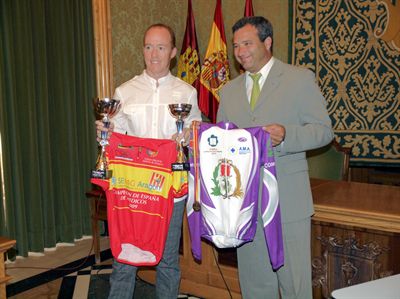 El alcalde felicita a César Canales por la medalla de plata conseguida en los XXX Juegos Mundiales de la Medicina y la Salud