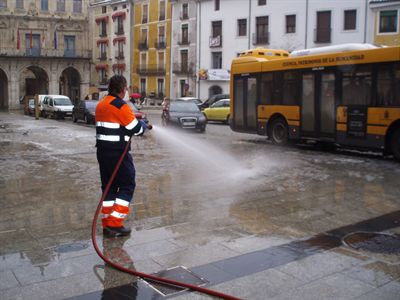 Un centenar de efectivos participan en la limpieza de las calles después de la nevada de la madrugada