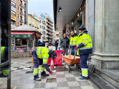 El Plan de Mantenimiento Urbano del Ayuntamiento de Cuenca sigue mejorando el baldosado de la ciudad, ahora en la zona del Xúcar