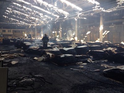 Los bomberos acuden por tercera vez a la empresa de maderas que se incendió el Jueves Santo