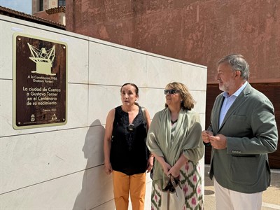 El Ayuntamiento de Cuenca coloca una placa por el centenario del nacimiento de Torner junto a su Monumento a la Constitución