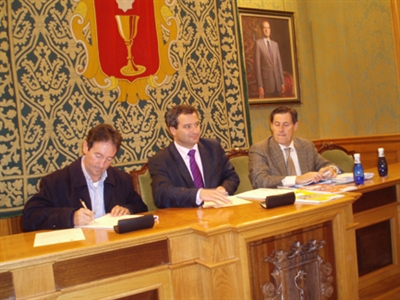 Ayuntamiento y Proyecto Hombre firman un acuerdo para trabajar en la prevención de drogodependencias con el programa "Entre Todos"