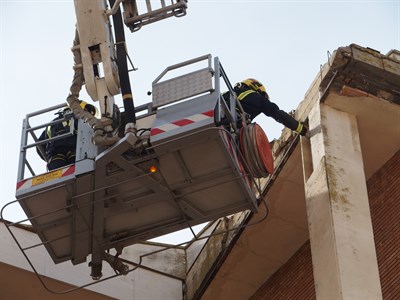 Bomberos Municipales sanean la fachada del Edificio del Mercado Municipal para garantizar la seguridad en la zona