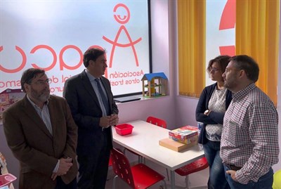 Ángel Mariscal visita la nueva sede de la Asociación Provincial de Autismo (APACU)