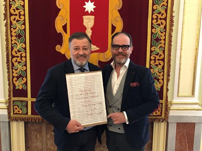 Dolz recibe del compositor José Zárate y Rodríguez de Gaspar una hoja del manuscrito original de la obra ‘Canto a Castilla-La Mancha’