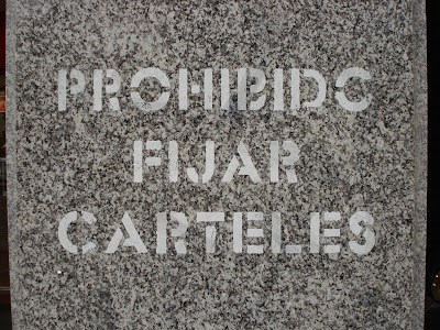 El Ayuntamiento pide a las formaciones políticas que no peguen carteles en el mobiliario urbano