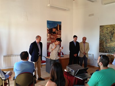 EL ALCALDE, JUAN AVILA, Y EL DIRECTOR DE LA UNED, MIGUEL ROMERO, ENTREGAN LOS PRIMEROS DIPLOMAS DEL “CUENCA, TRUE SPANISH EXPERIENCE”