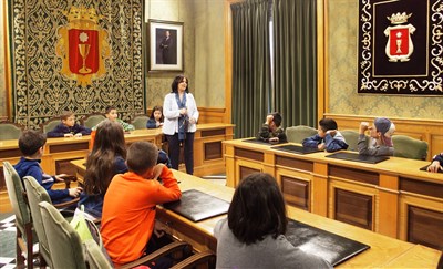 Esther Martínez recibe en el Salón de Plenos a los alumnos de intercambio del Colegio San Vicente de Paúl de Cartagena 